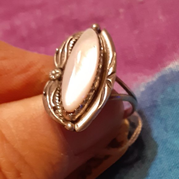 Mother of Pearl Ring Signed JE 106 - Picture 5 of 5